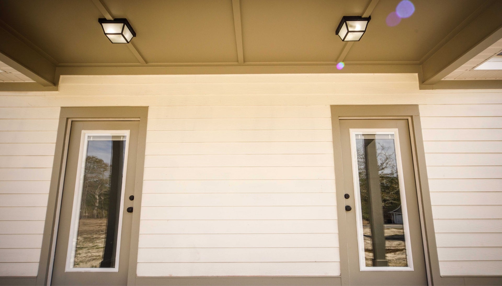 We offer siding services in Ocala, Florida. Hardie plank siding installation in a front entry way.